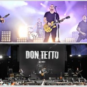 Don Tetto in concert with TRIO backdrop